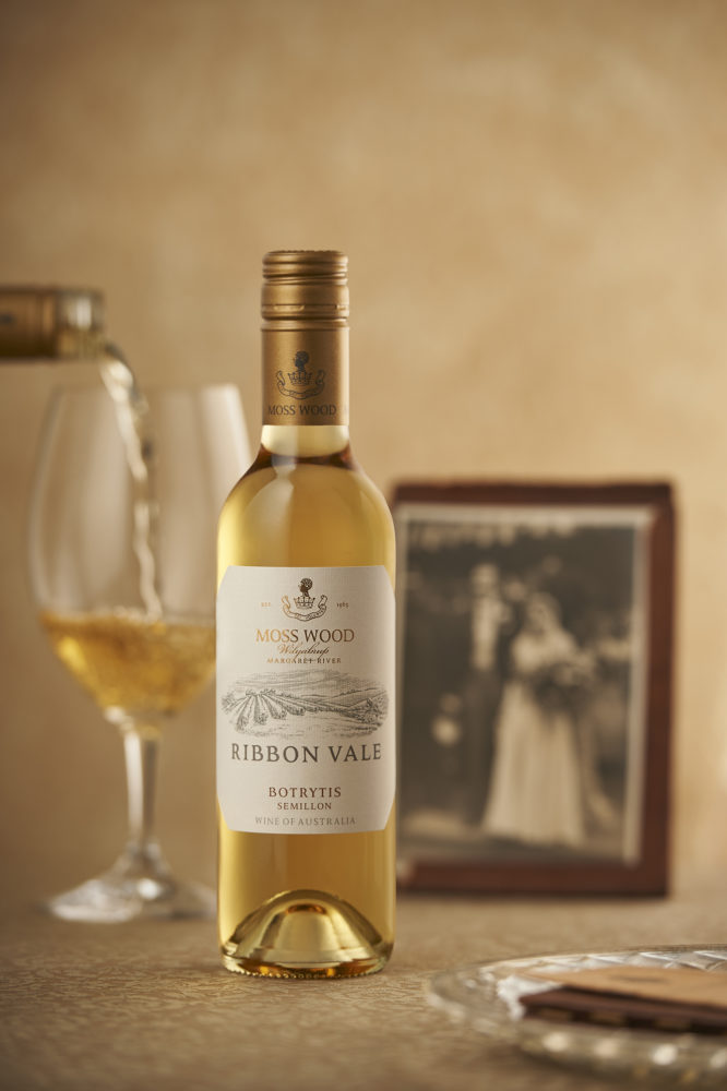 NO VINTAGE 04_20200128_MOSS WOOD_Creatives_2018 RV Botrytis Pouring NO VINTAGE 04_20200128_MOSS WOOD_Creatives_2018 RV Botrytis Pouring