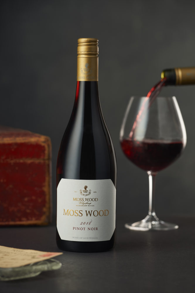 18_20191119_MOSS WOOD_Creatives 750ml 2018 Pinot Noir Pouring V