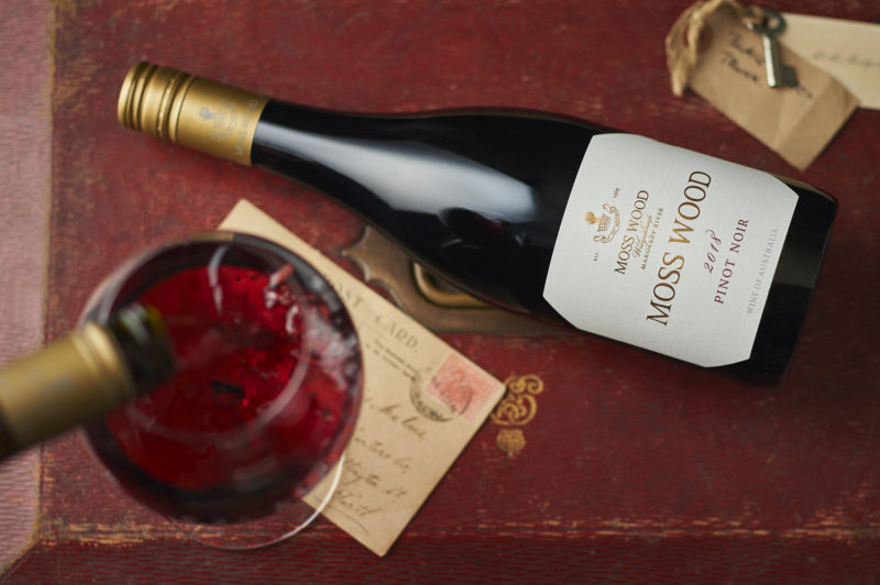 20_20191119_MOSS WOOD_Creatives 750ml 2018 Pinot Noir Pouring H