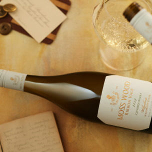 03_20250127_MOSS WOOD_Creatives RV Chardonnay 2024 pouring