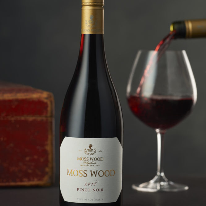 18_20191119_MOSS WOOD_Creatives 750ml 2018 Pinot Noir Pouring V